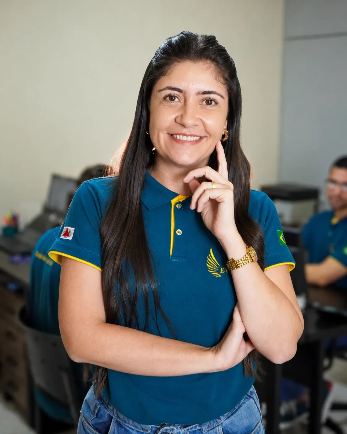 Daiana Pádua em pé no escritório da E-volução