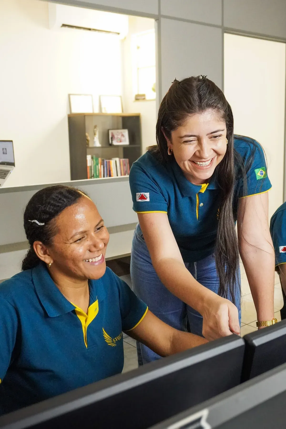 Daiana Pádua com integrante da equipe no escritório da E-volução