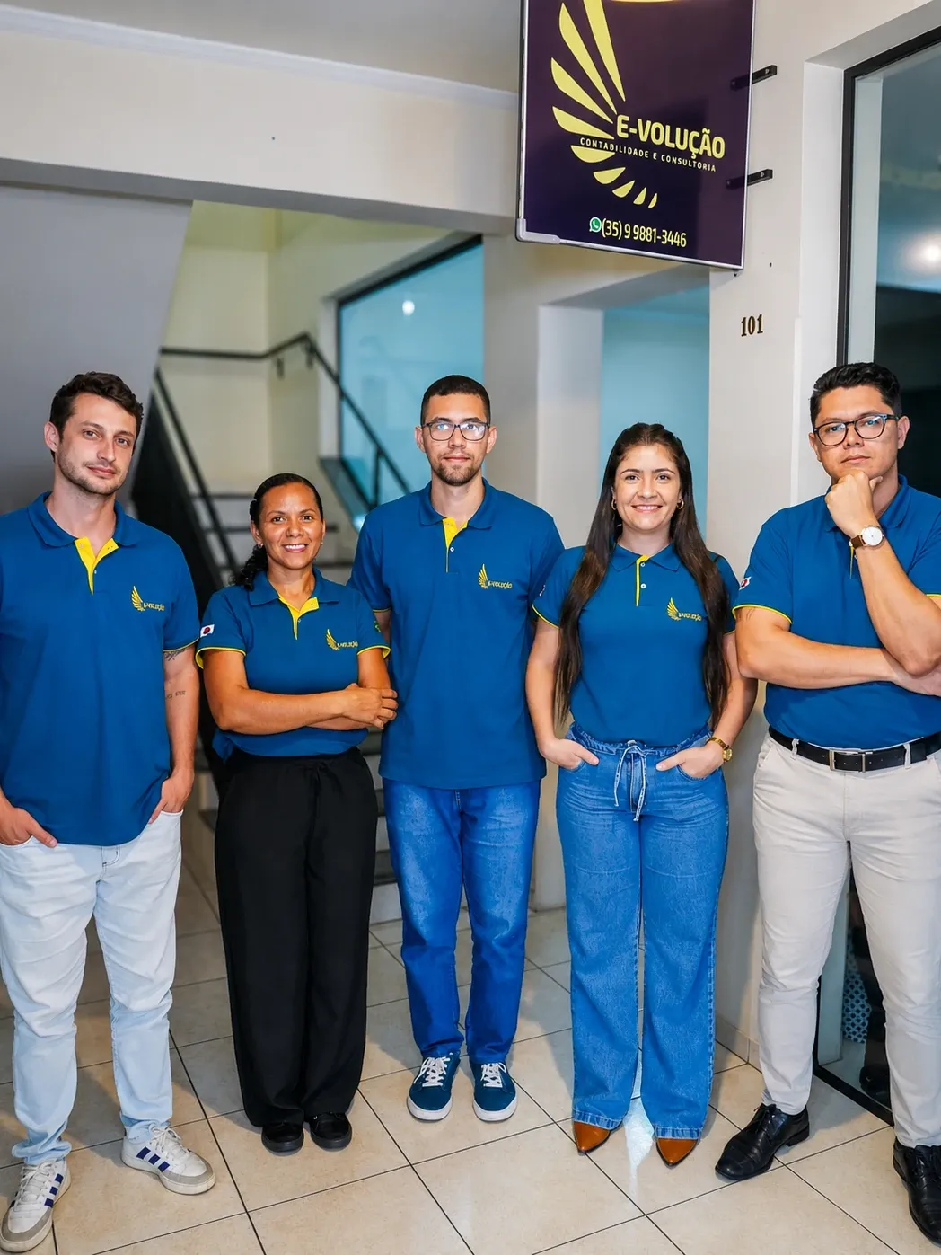 Equipe da E-volução Contabilidade na entrada do escritório em Santa Rita do Sapucaí