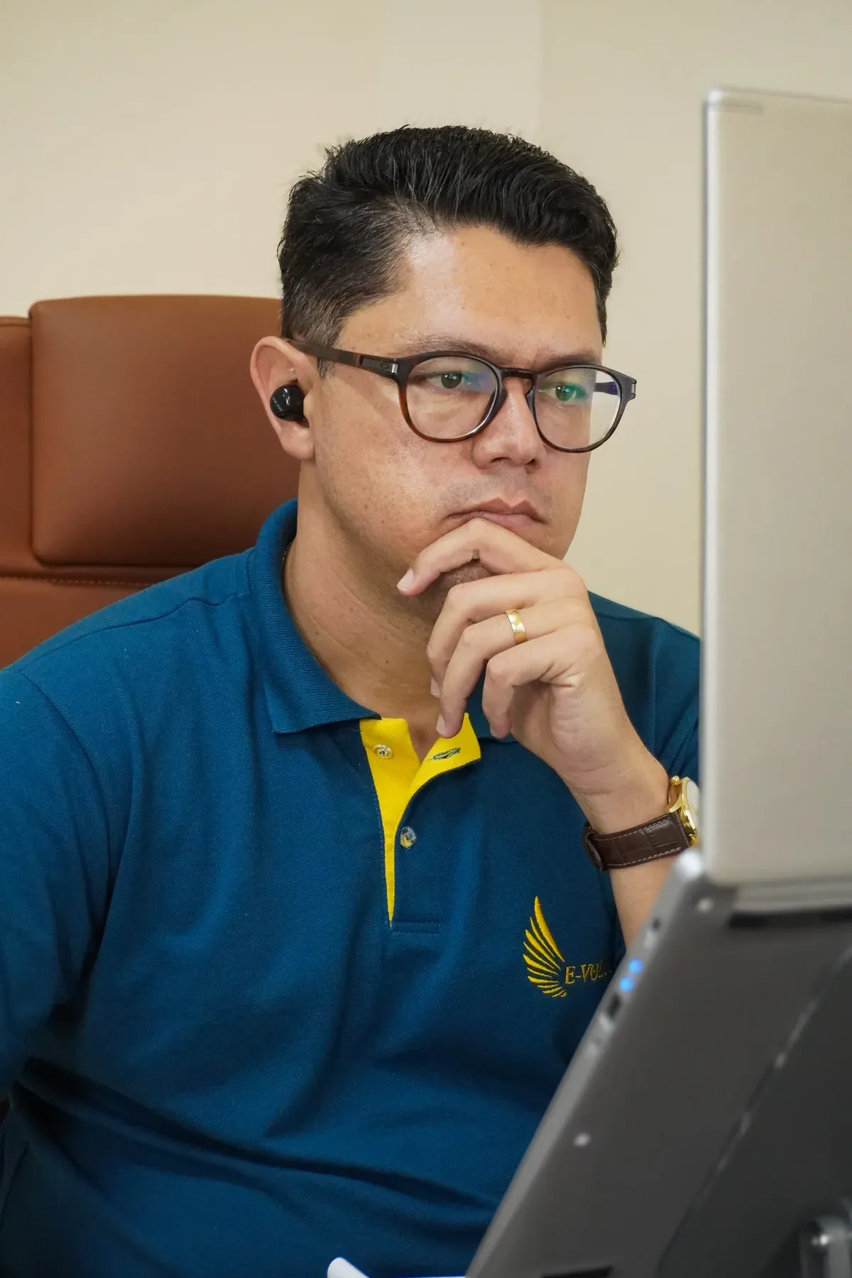 Francklin analisando um caso no computador