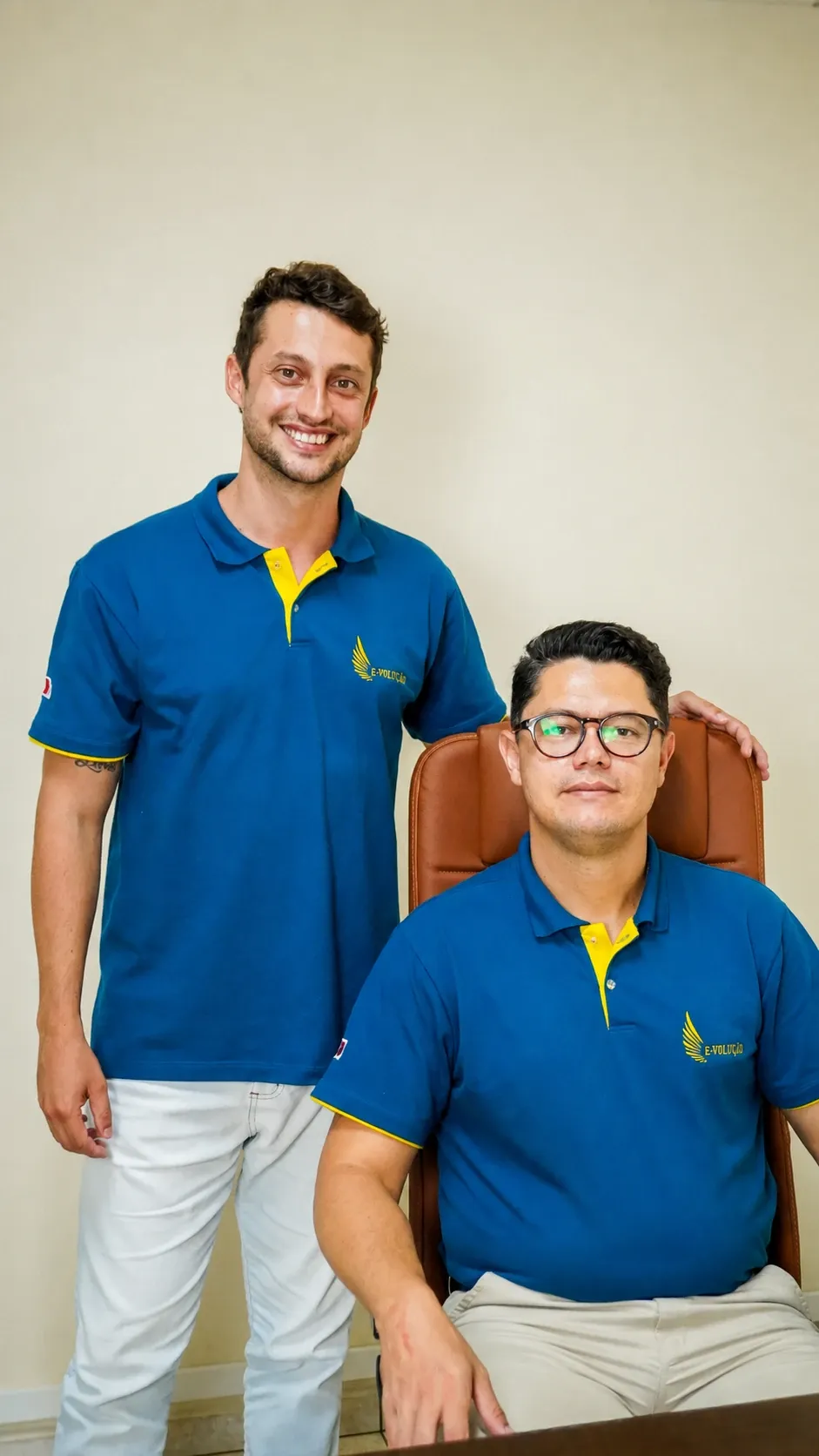 Francklin com integrante da equipe posando no escritório